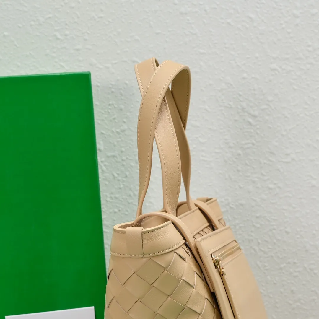 Batch 1500 #Bv 2023 new product Flip Flap tote bag, simple and practical tote body design, classic leather weaving, fully displaying Bv craftsmanship, and making the whole bag look more refined. The small zipper pocket can be placed inside the bag, or can be placed outside as a handbag seal. The versatile small tote [happy] is both fashionable and practical. It is suitable for a variety of occasions. It is made of top-grade happa lambskin. It is very soft and lightweight. The bag shape that can stand up without falling down is really nice. It is the first choice for fashion workers and expectant mothers. Size: 23x18.5x15, model: 7746
